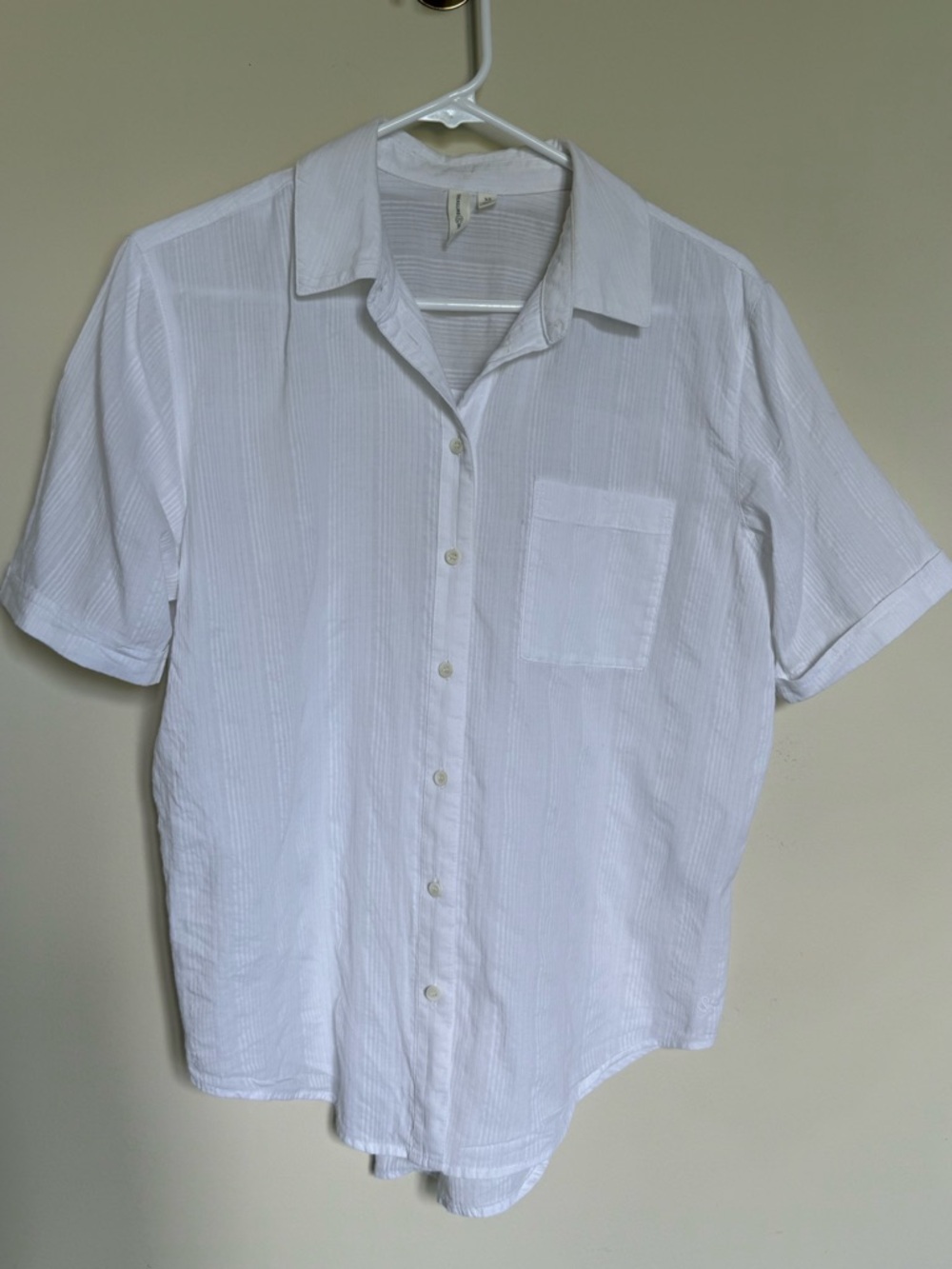 Women’s  White Short-Sleeve Button-Up Shirt